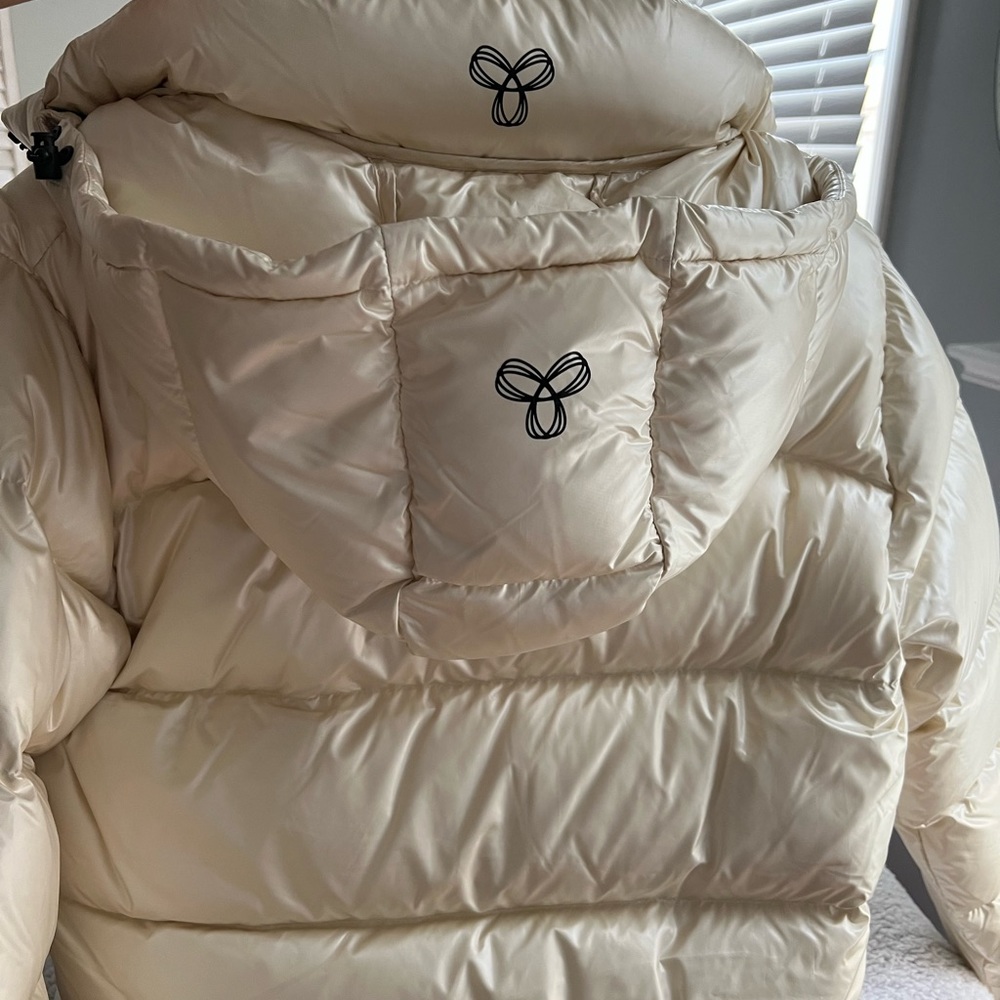 COPY - Aritiza super puffer (SHORTY) cropped jacket in cream - Picture 2 of 3